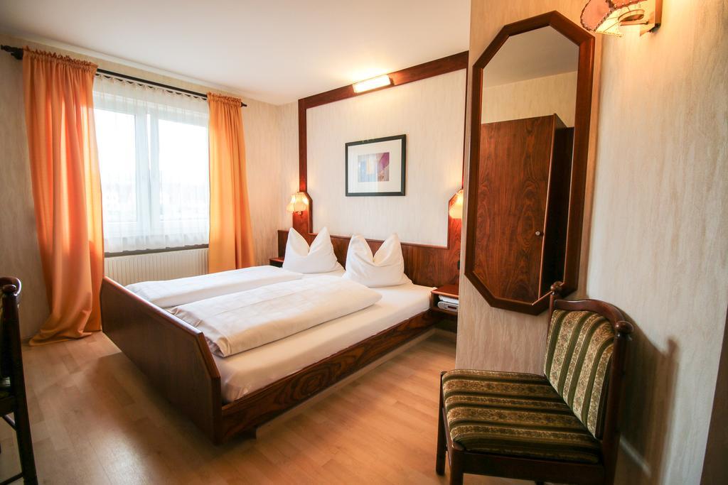 Hotel-Restaurant Und Gaestehaus Loewen Süßen المظهر الخارجي الصورة